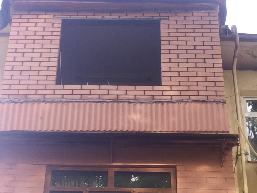 Кладка кирпича на балконе 